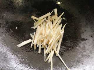 6、茭白炒肉丝,加茭白入锅翻炒