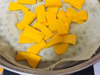 3、椰蓉黄金饼,上锅，垫笼屉布是为了好取南瓜