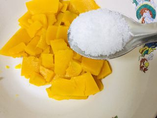 4、椰蓉黄金饼,放白糖10克