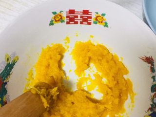 5、椰蓉黄金饼,拿顺手的工具把南瓜捣成泥