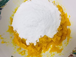 6、椰蓉黄金饼,加入糯米粉