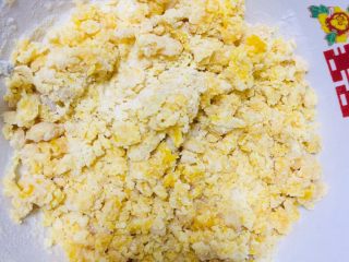 7、椰蓉黄金饼,不用加水，搅拌成图中的样子