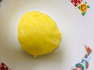 8、椰蓉黄金饼,揉成团，想表面光滑就加一点油