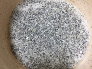 10、椰蓉黄金饼,黑芝麻炒熟碾碎，加入粘米粉