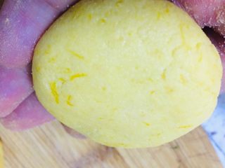 14、椰蓉黄金饼,捏成饼