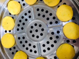 15、椰蓉黄金饼,笼屉刷油，码好南瓜饼，上气（开锅）蒸7到10分钟