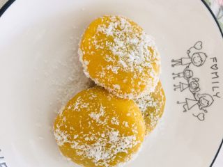 16、椰蓉黄金饼,出锅撒上椰蓉，咬一口～满满的都是爱