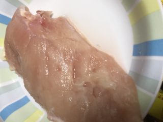 1、香酥鸡柳,准备1块鸡胸肉，顺着纹路切成条