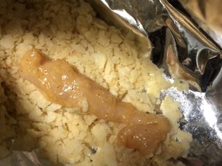 6、香酥鸡柳,将码好的鸡肉放在薯片里裹一下