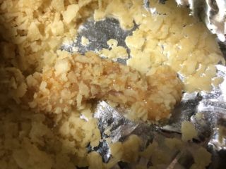 7、香酥鸡柳,裹好薯片的样子