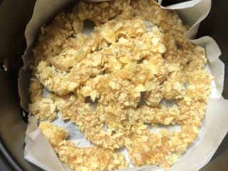 10、香酥鸡柳,把裹好薯片的鸡柳平放在空气炸锅里，记得这一步不要重叠（没有炸锅可以用油炸，炸出来就和小酥肉一样的）
