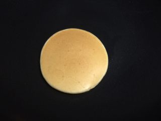 8、无油原味松饼,每煎完一块,都要把平底锅底放在湿布上降降温,避免下一块煎糊了。