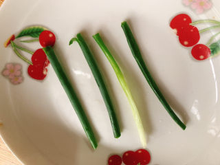 4、清蒸黄鱼,盘底垫上葱段，能在蒸至时，热气从底到外流通加快成熟，同时由内而外释放葱香。