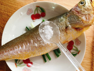 6、清蒸黄鱼,盐调味。