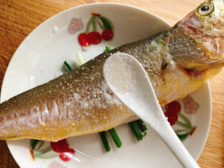 7、清蒸黄鱼,糖提鲜。（调味步骤，翻面重复，同时涂抹均匀）