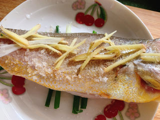 9、清蒸黄鱼,撒在鱼身上。