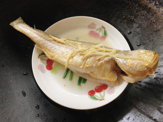 13、清蒸黄鱼,关火将鱼取出。