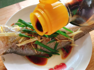 18、清蒸黄鱼,加少许酱油（因为刚才加过盐了，所以酱油不要放太多哈）