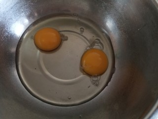 3、椰蓉小蛋糕,鸡蛋打入无油无水的大盆