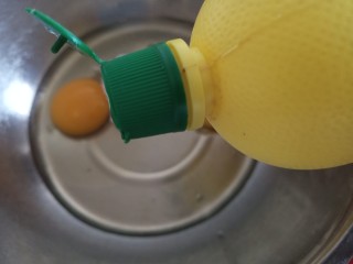 4、椰蓉小蛋糕,加入柠檬汁