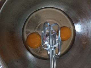 6、椰蓉小蛋糕,电动打蛋器高速打发