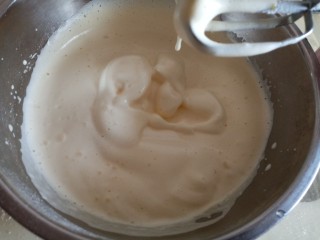 7、椰蓉小蛋糕,打到滴落的蛋糊不消失