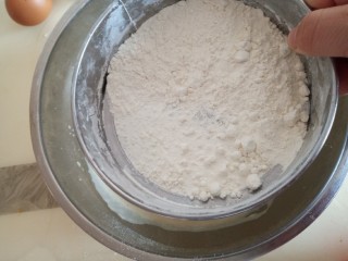 8、椰蓉小蛋糕,过筛低粉，上下翻拌均匀