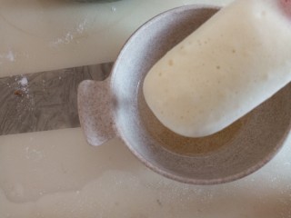 9、椰蓉小蛋糕,挖一勺蛋糊放入玉米油中拌匀