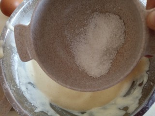 11、椰蓉小蛋糕,加入椰蓉拌匀