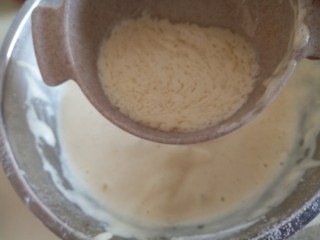 10、椰蓉小蛋糕,倒回蛋糊中拌匀