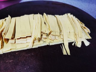 2、青椒炒千张,再切成条状