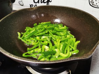 6、青椒炒千张,倒入青椒爆炒