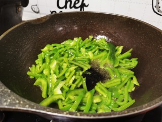 7、青椒炒千张,快速翻炒均匀