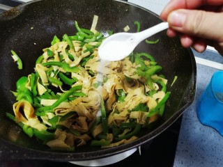 10、青椒炒千张,加入盐