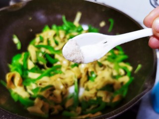 11、青椒炒千张,鸡粉