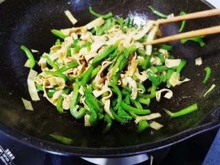 15、青椒炒千张,快速翻炒均匀即可出锅