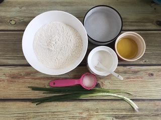 1、发面葱油饼,所用食材备齐