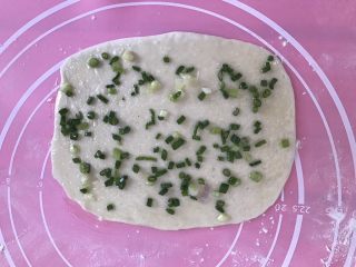 7、发面葱油饼,将每个小剂子擀开、刷油、撒盐，撒葱花。