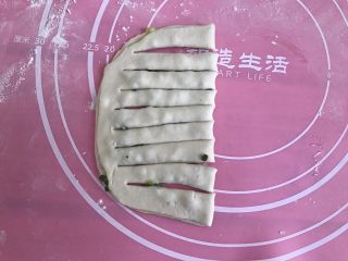 8、发面葱油饼,饼皮对折，切成均等的条状。