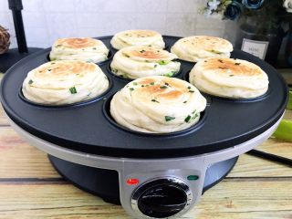 13、发面葱油饼,烙至两面金黄。饼坯较厚，要烙久一点，一定要勤翻勤转，这样冰皮不会太厚。