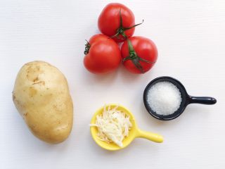 1、土豆泥芝士饼,食材准备：土豆1个 西红柿3个 芝士/白砂糖适量