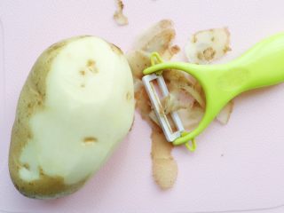 2、土豆泥芝士饼,食材处理一：土豆洗净去皮