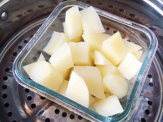 4、土豆泥芝士饼,放入蒸锅大火蒸熟