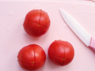 5、土豆泥芝士饼,食材处理二：西红柿划十字