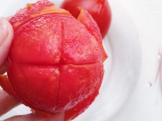 7、土豆泥芝士饼,泡过热水的西红柿外衣很容易被“扒”开