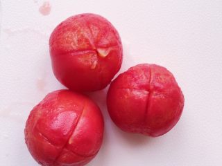8、土豆泥芝士饼,“扒”完外衣的西红柿切成小块