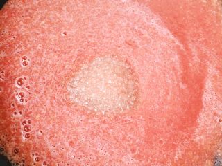 10、土豆泥芝士饼,平底锅烧热不需要加油 倒入榨好的番茄汁和白砂糖 