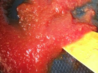 12、土豆泥芝士饼,水分蒸发之后慢慢出现番茄酱的样子再熬个一分钟即可