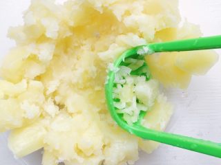 13、土豆泥芝士饼,番茄酱熬好土豆也蒸的好了 趁热捣成泥状