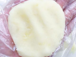 16、土豆泥芝士饼,再用手心压成饼状
